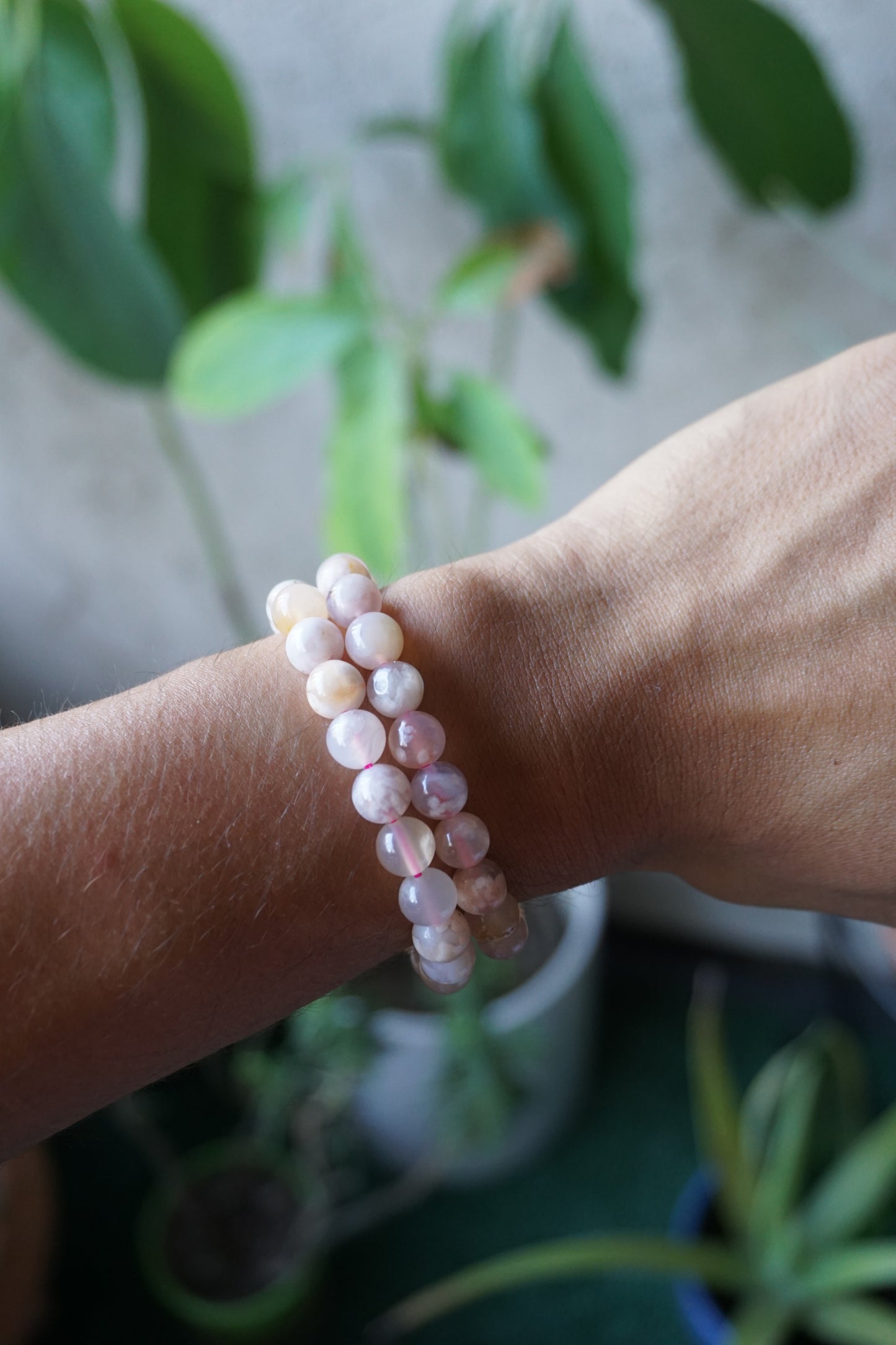 Flower Agate: Assists in visualizing the growth process, acknowledging and enjoying each stage. It assists us in reaching our full potential by shielding us from worries and self-doubt.