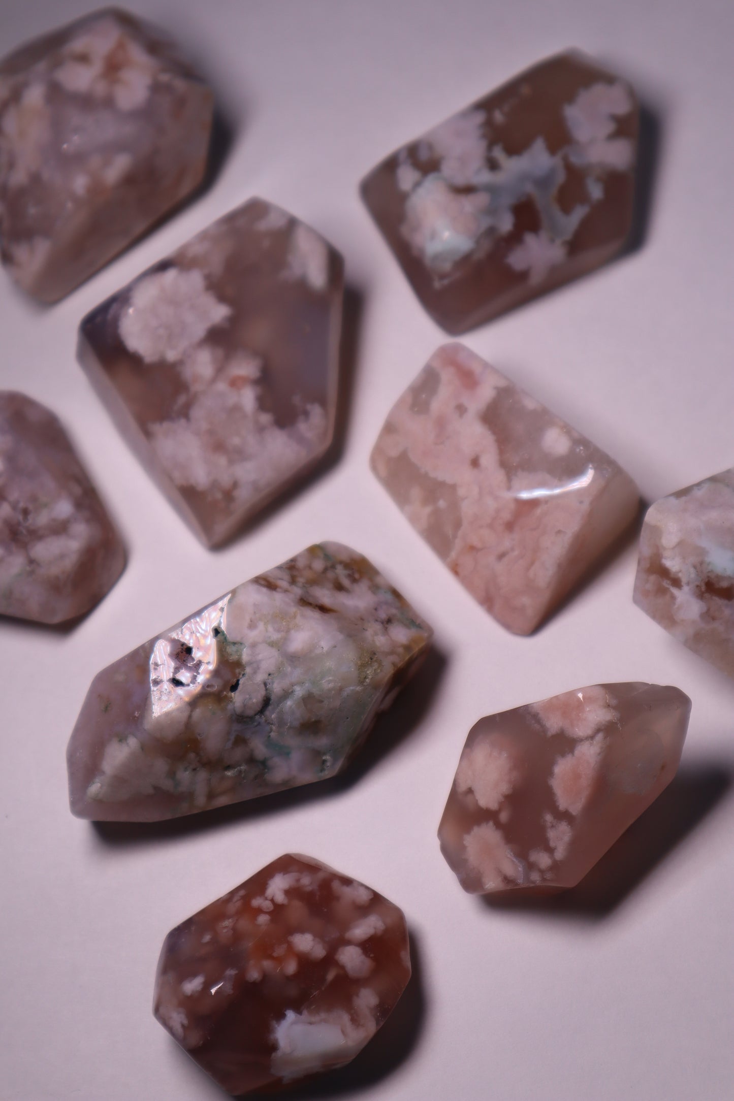 Flower Agate: Assists in visualizing the growth process, acknowledging and enjoying each stage. It assists us in reaching our full potential by shielding us from worries and self-doubt.