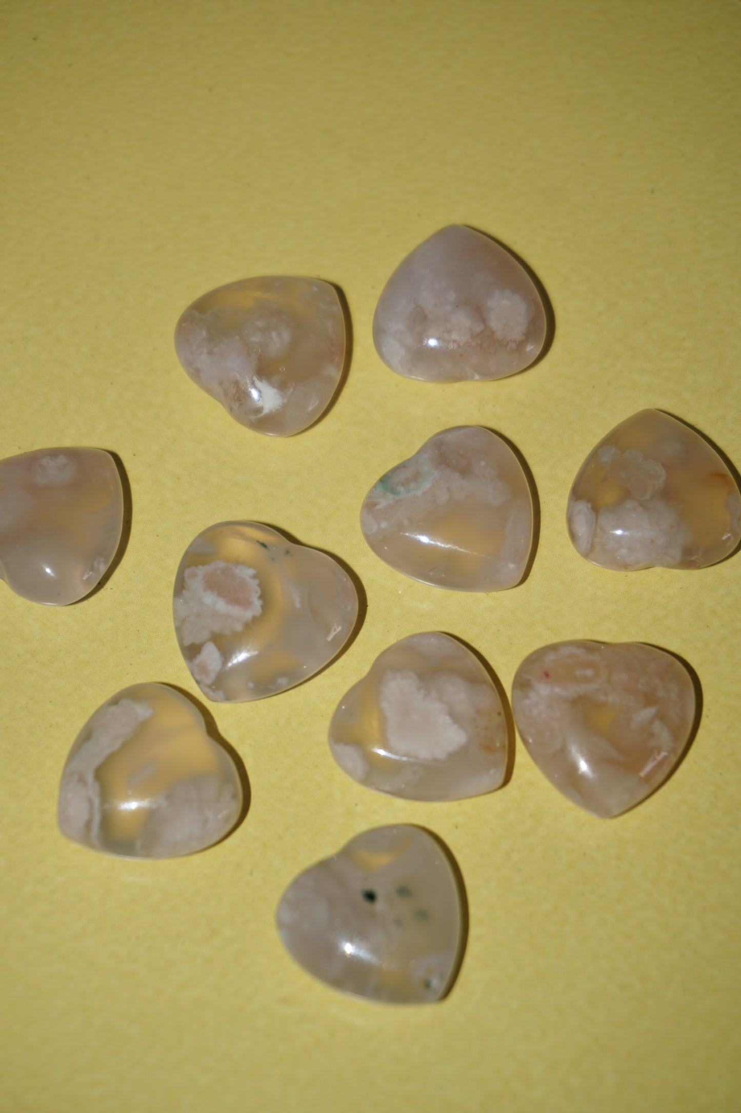 Flower Agate: Assists in visualizing the growth process, acknowledging and enjoying each stage. It assists us in reaching our full potential by shielding us from worries and self-doubt.