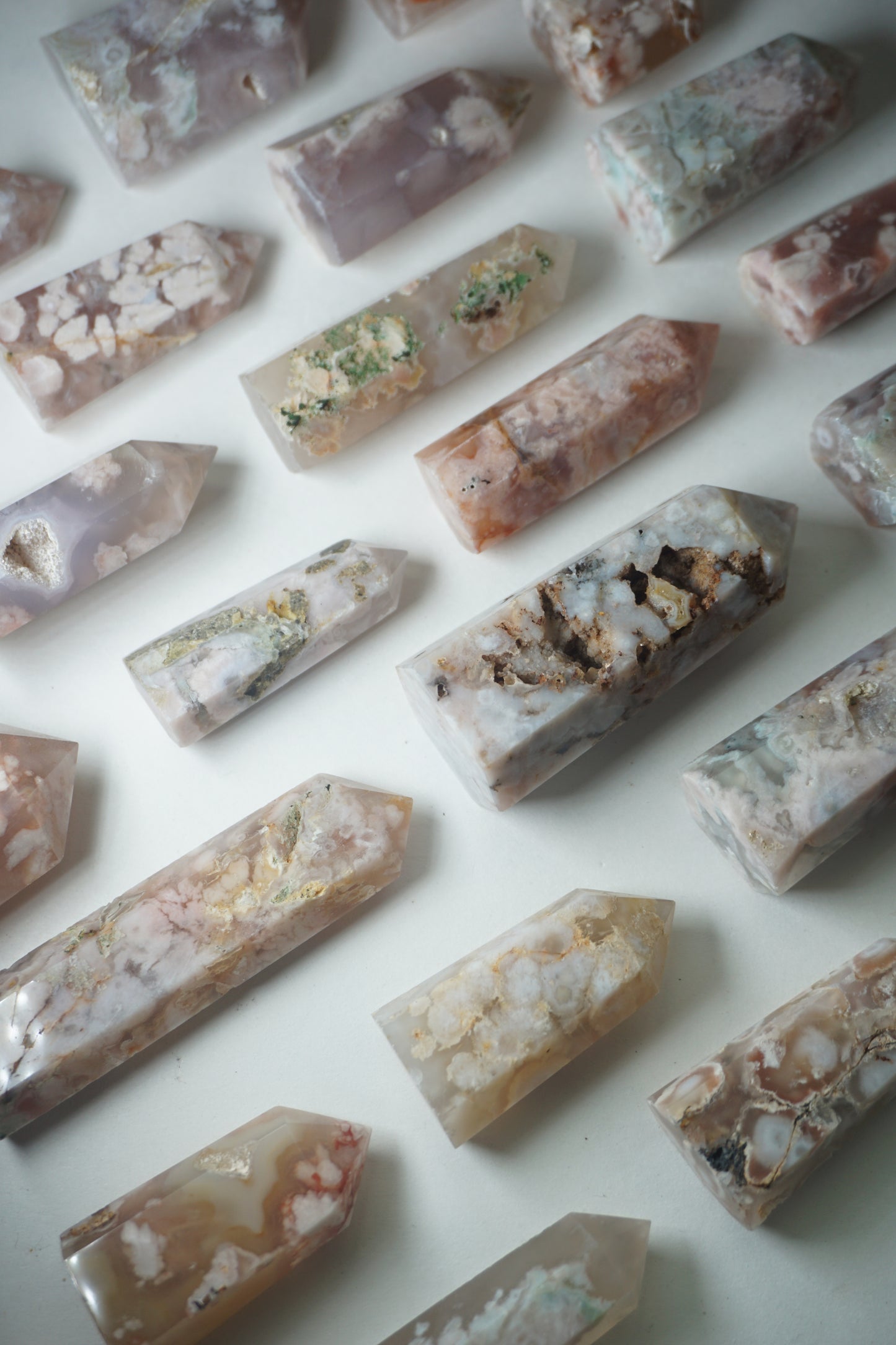 Flower Agate: Assists in visualizing the growth process, acknowledging and enjoying each stage. It assists us in reaching our full potential by shielding us from worries and self-doubt.