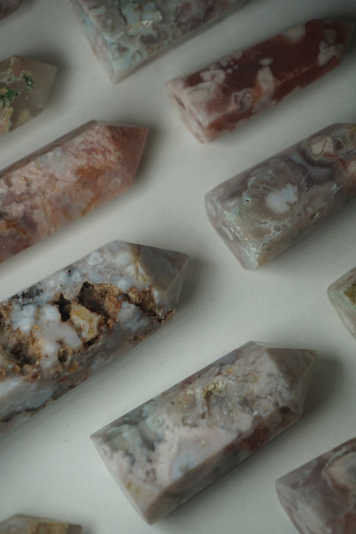 Flower Agate: Assists in visualizing the growth process, acknowledging and enjoying each stage. It assists us in reaching our full potential by shielding us from worries and self-doubt.