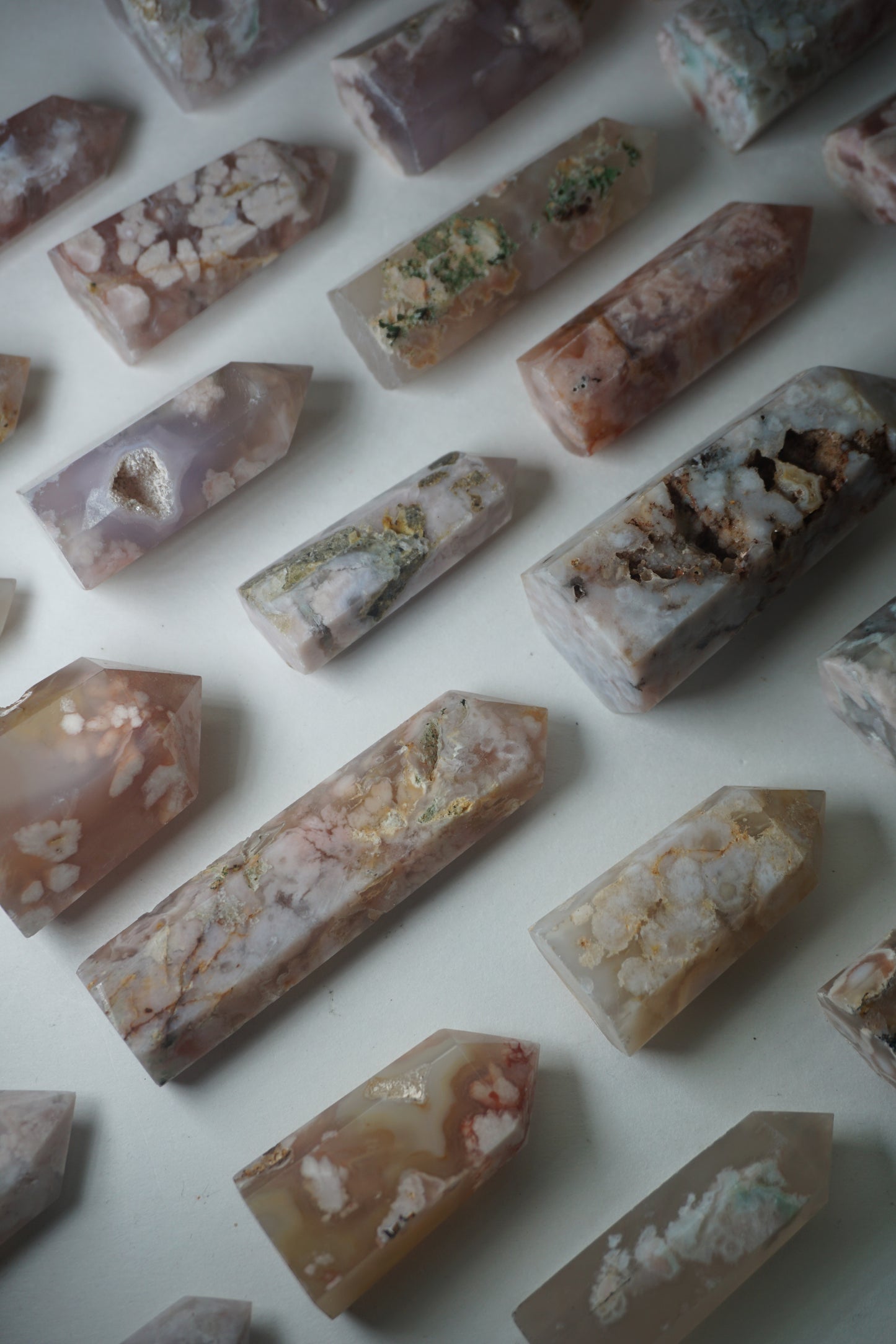Flower Agate: Assists in visualizing the growth process, acknowledging and enjoying each stage. It assists us in reaching our full potential by shielding us from worries and self-doubt.