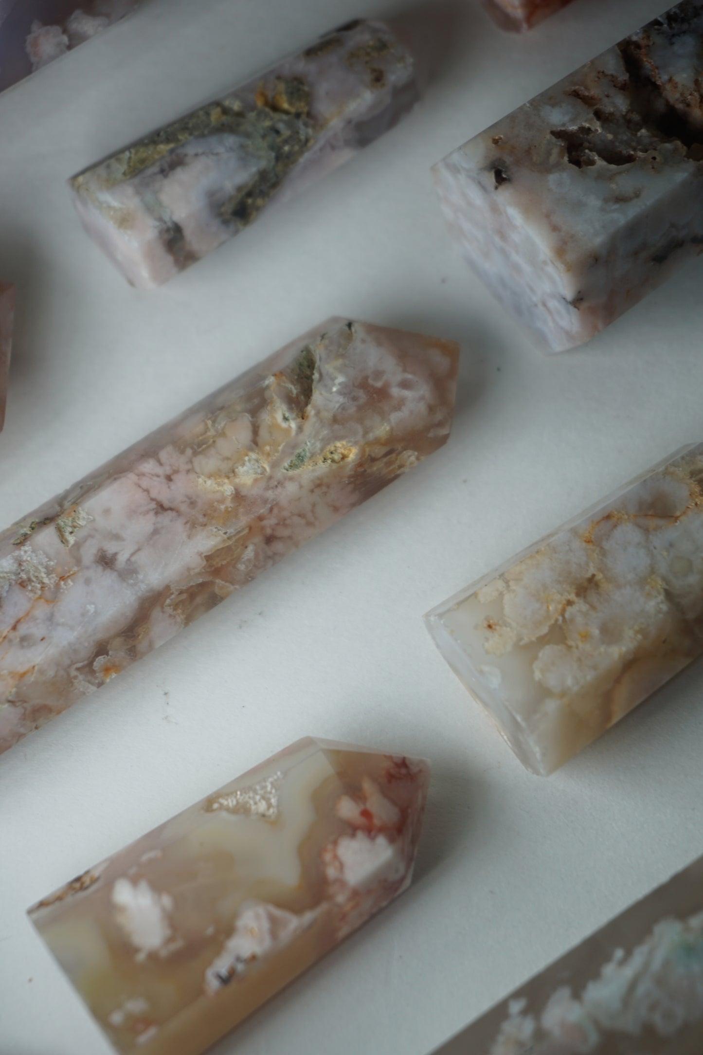 Flower Agate: Assists in visualizing the growth process, acknowledging and enjoying each stage. It assists us in reaching our full potential by shielding us from worries and self-doubt.
