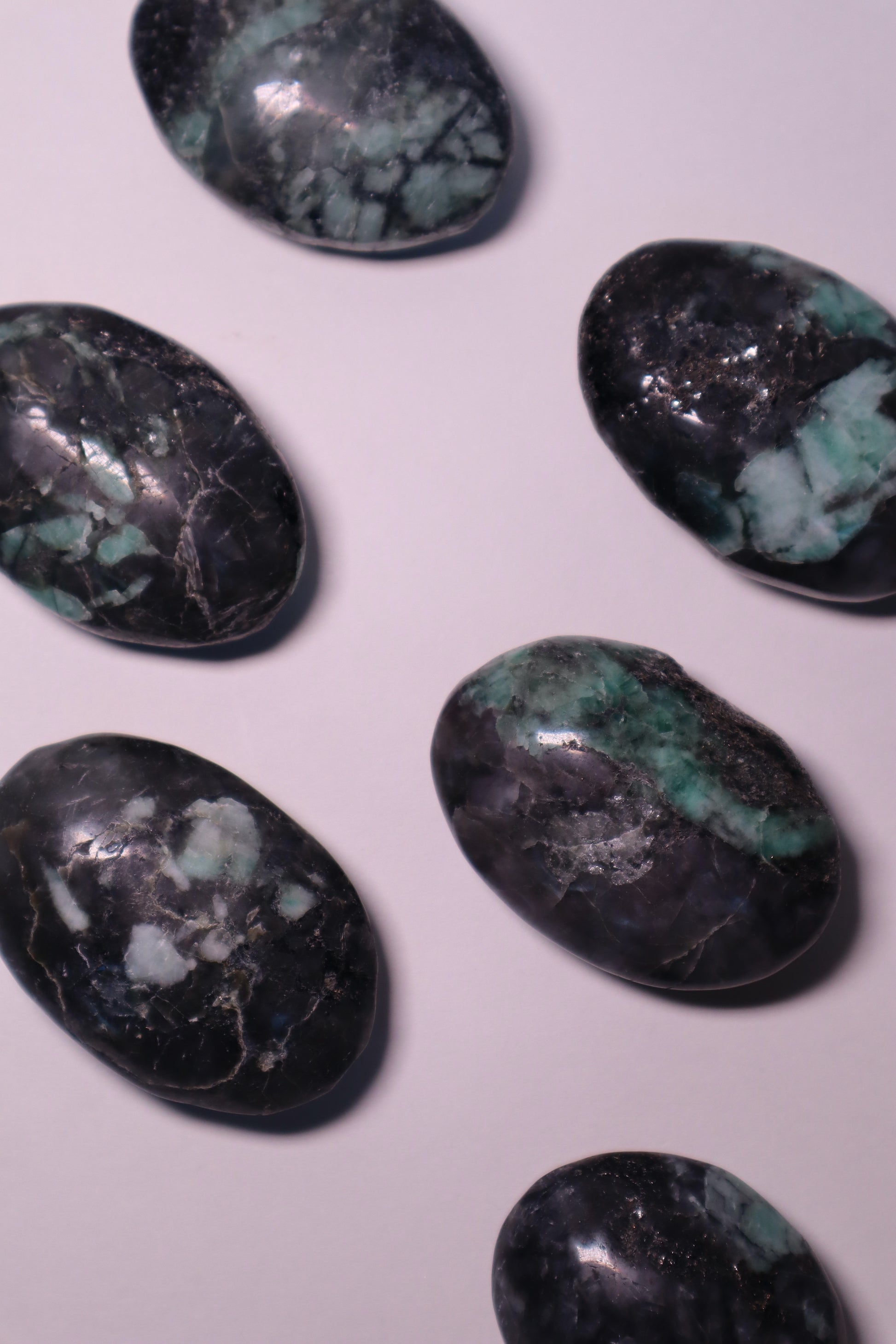 Emerald: A mesmerizing green gemstone revered throughout history, is treasured for its profound metaphysical properties.