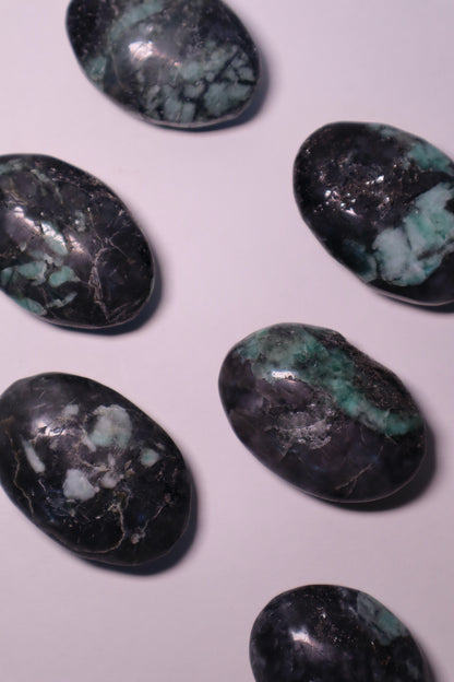 Emerald: A mesmerizing green gemstone revered throughout history, is treasured for its profound metaphysical properties.