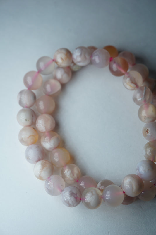 Flower Agate: Assists in visualizing the growth process, acknowledging and enjoying each stage. It assists us in reaching our full potential by shielding us from worries and self-doubt.