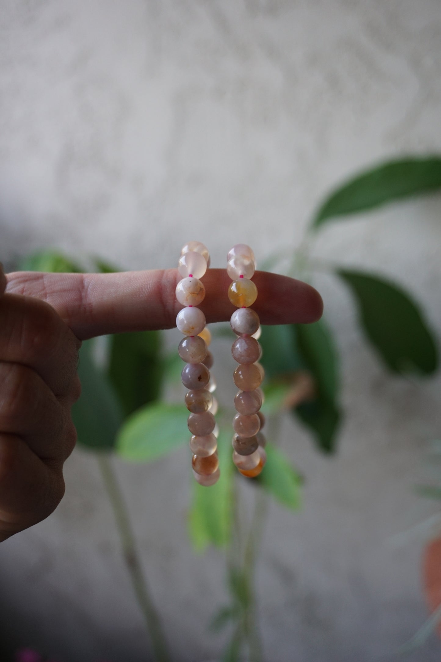 Flower Agate: Assists in visualizing the growth process, acknowledging and enjoying each stage. It assists us in reaching our full potential by shielding us from worries and self-doubt.