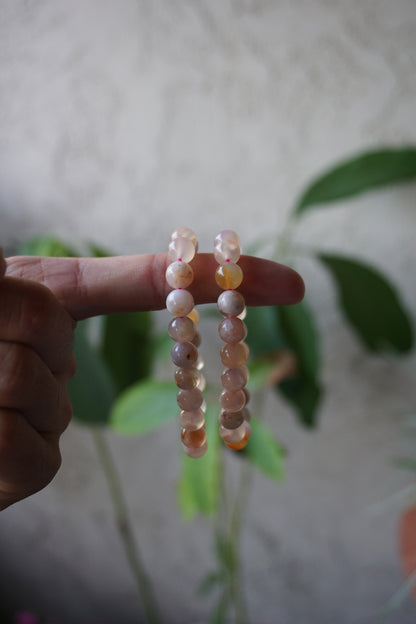 Flower Agate: Assists in visualizing the growth process, acknowledging and enjoying each stage. It assists us in reaching our full potential by shielding us from worries and self-doubt.