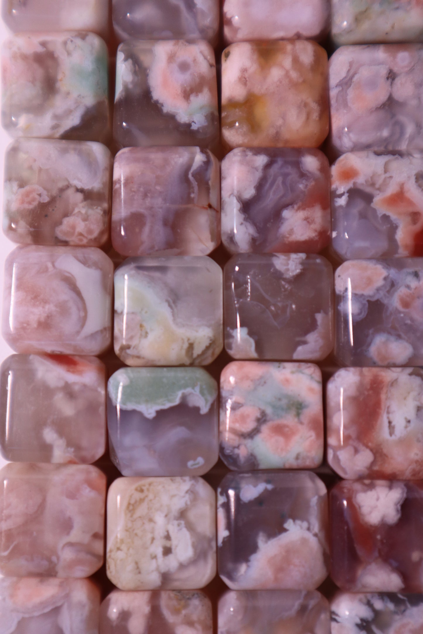 Flower Agate: Assists in visualizing the growth process, acknowledging and enjoying each stage. It assists us in reaching our full potential by shielding us from worries and self-doubt.