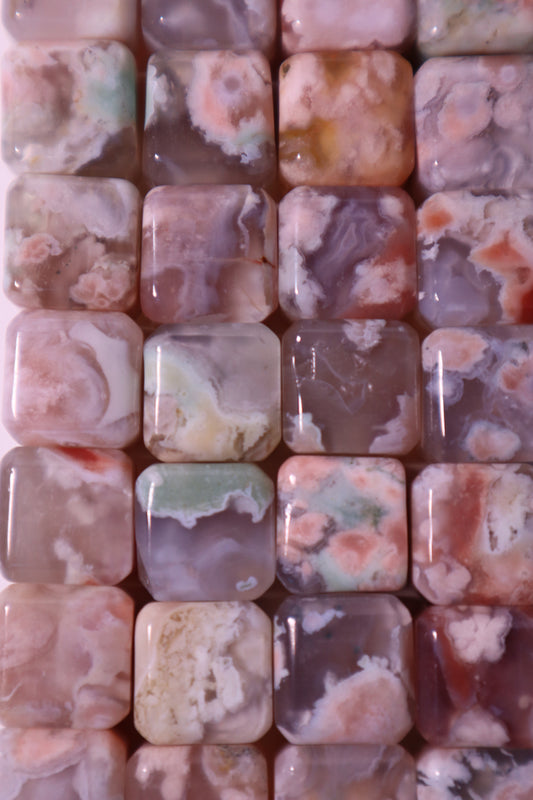 Flower Agate: Assists in visualizing the growth process, acknowledging and enjoying each stage. It assists us in reaching our full potential by shielding us from worries and self-doubt.