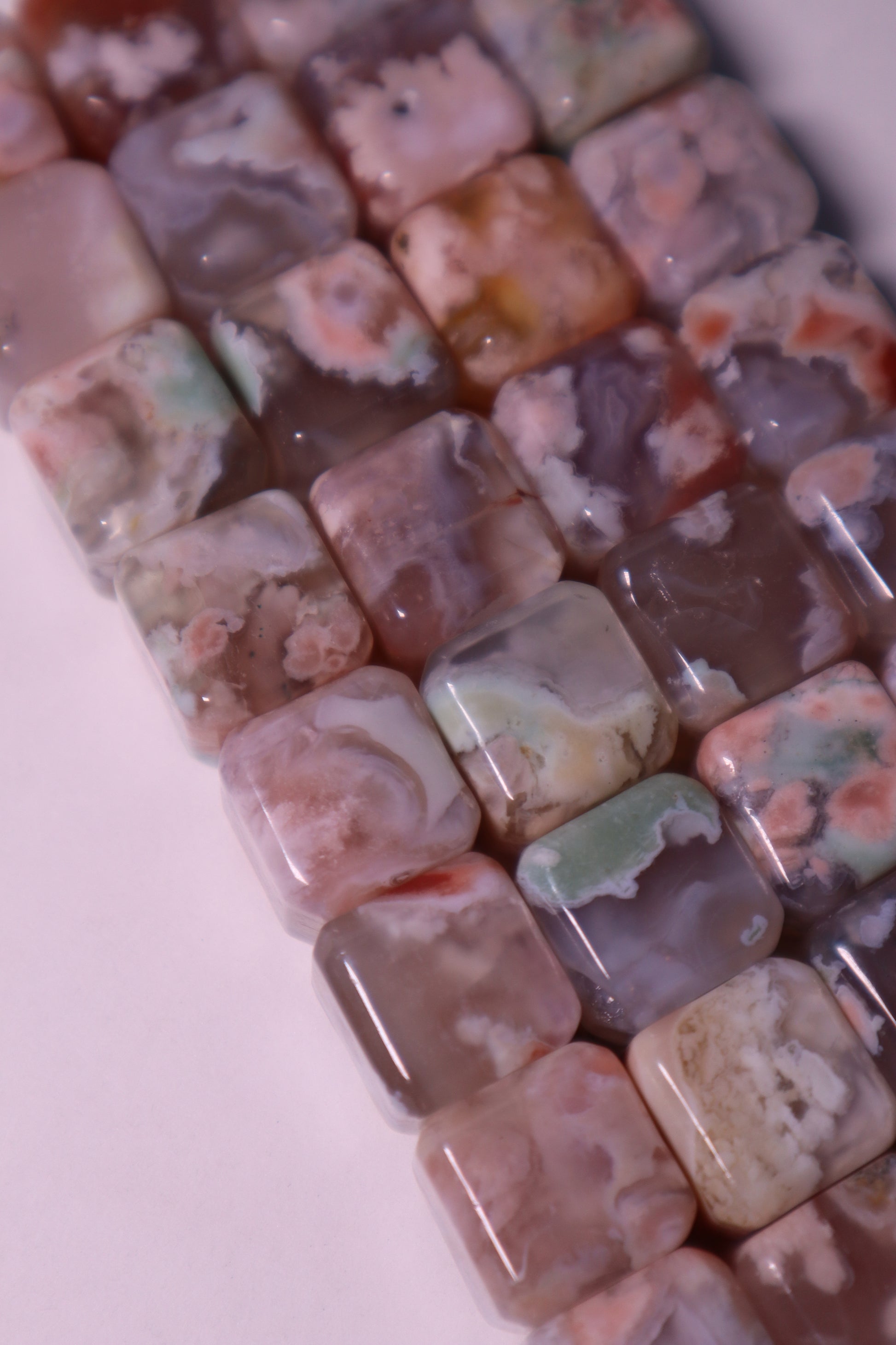 Flower Agate: Assists in visualizing the growth process, acknowledging and enjoying each stage. It assists us in reaching our full potential by shielding us from worries and self-doubt.