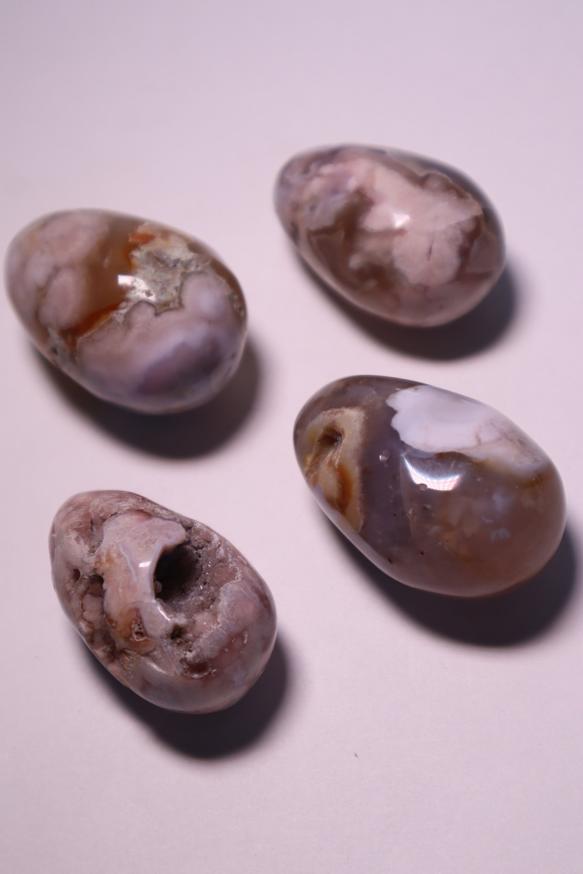 Flower Agate: Assists in visualizing the growth process, acknowledging and enjoying each stage. It assists us in reaching our full potential by shielding us from worries and self-doubt.