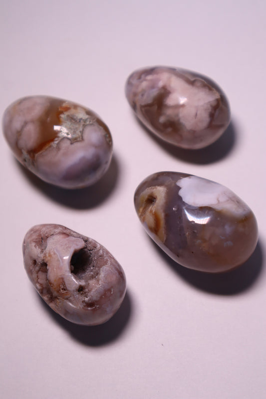 Flower Agate: Assists in visualizing the growth process, acknowledging and enjoying each stage. It assists us in reaching our full potential by shielding us from worries and self-doubt.