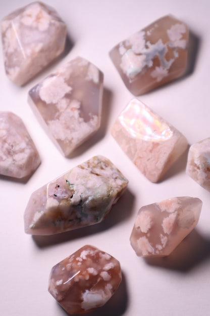 Flower Agate: Assists in visualizing the growth process, acknowledging and enjoying each stage. It assists us in reaching our full potential by shielding us from worries and self-doubt.
