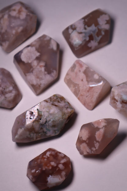 Flower Agate: Assists in visualizing the growth process, acknowledging and enjoying each stage. It assists us in reaching our full potential by shielding us from worries and self-doubt.