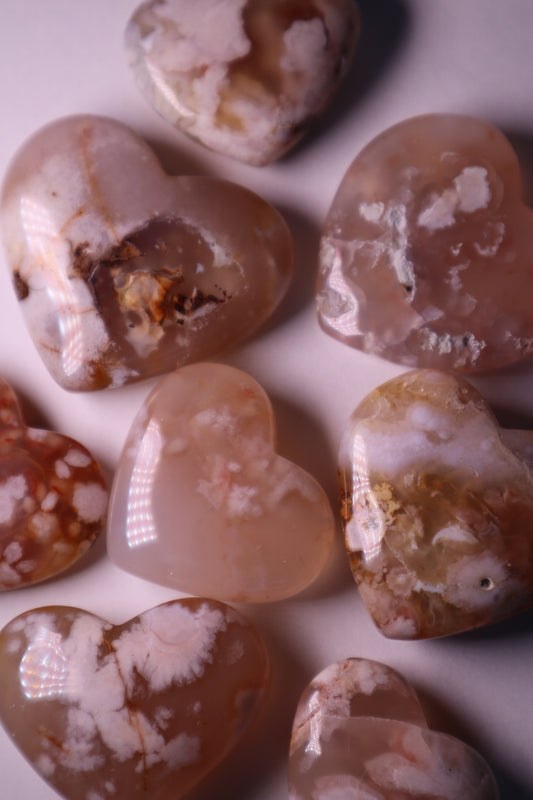 Flower Agate: Assists in visualizing the growth process, acknowledging and enjoying each stage. It assists us in reaching our full potential by shielding us from worries and self-doubt.