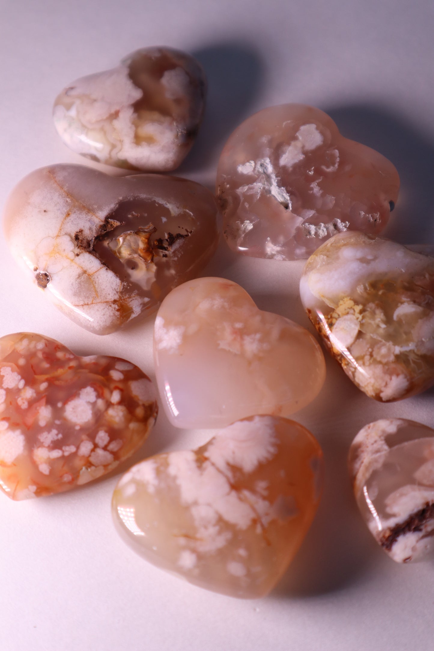 Flower Agate: Assists in visualizing the growth process, acknowledging and enjoying each stage. It assists us in reaching our full potential by shielding us from worries and self-doubt.