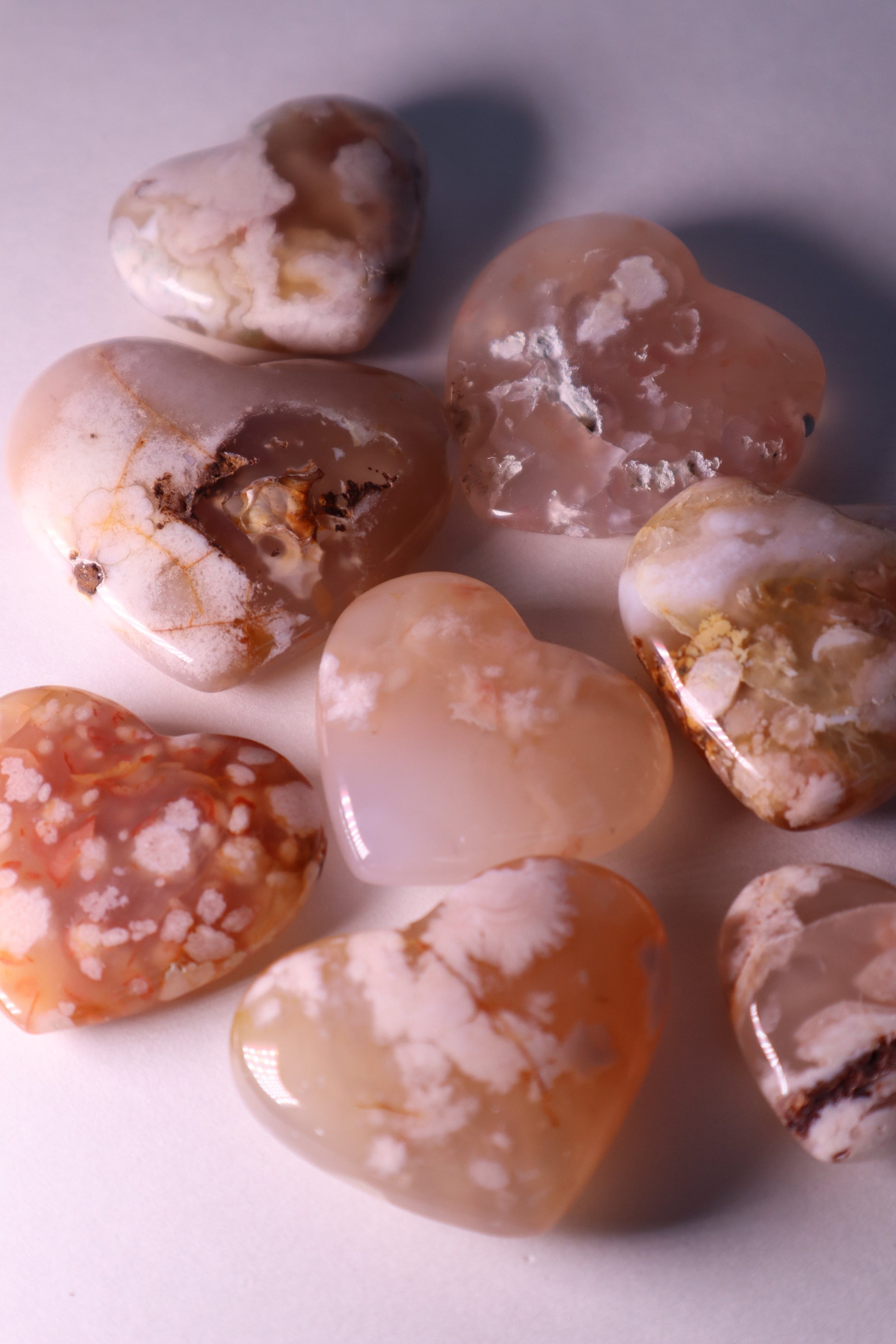 Flower Agate: Assists in visualizing the growth process, acknowledging and enjoying each stage. It assists us in reaching our full potential by shielding us from worries and self-doubt.