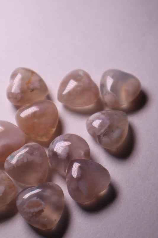 Flower Agate: Assists in visualizing the growth process, acknowledging and enjoying each stage. It assists us in reaching our full potential by shielding us from worries and self-doubt.