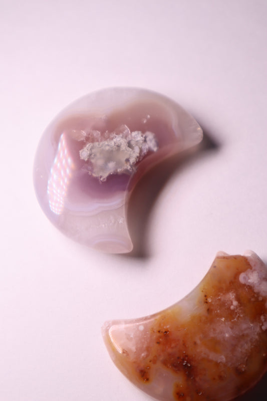 Flower Agate: Assists in visualizing the growth process, acknowledging and enjoying each stage. It assists us in reaching our full potential by shielding us from worries and self-doubt.