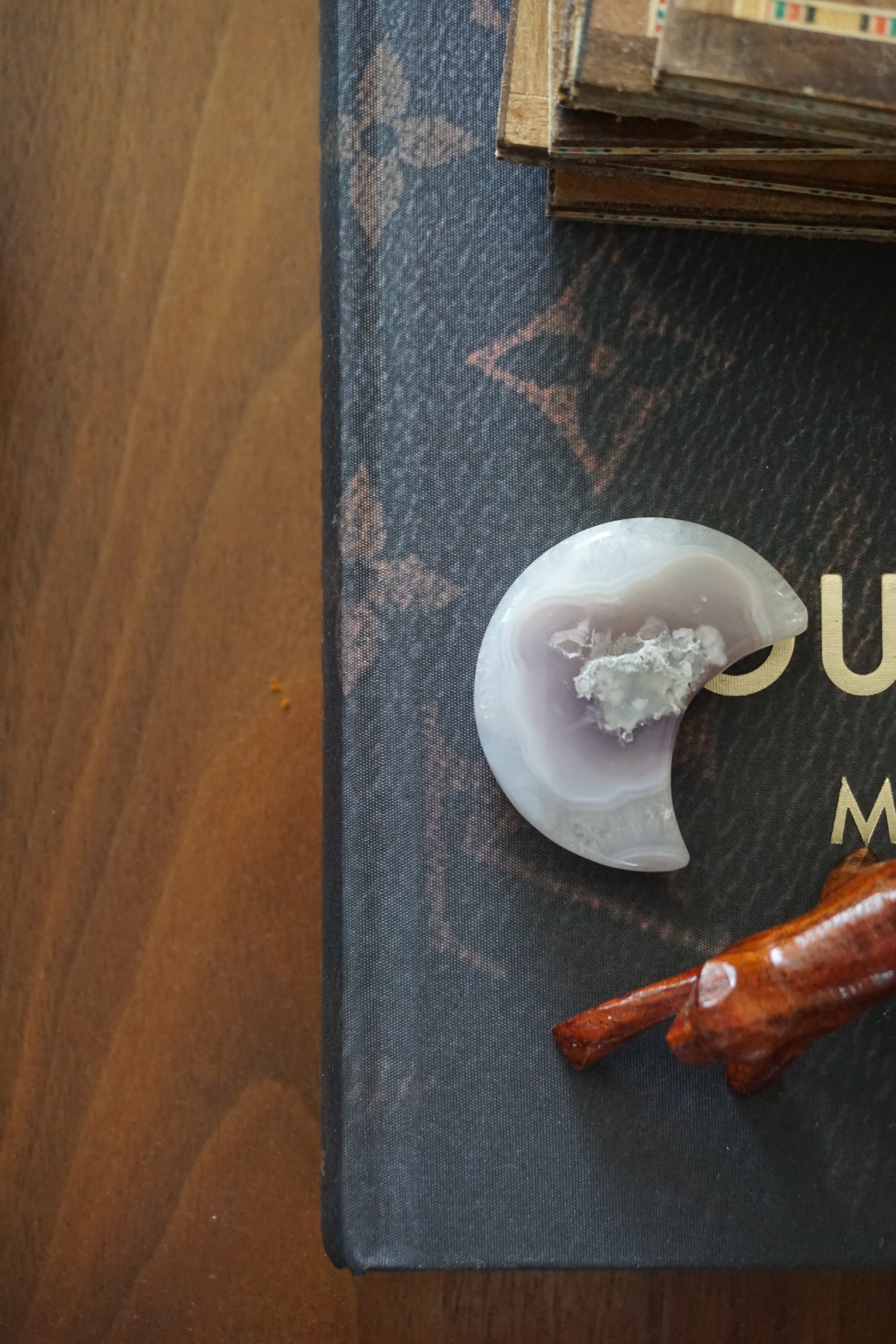 Flower Agate: Assists in visualizing the growth process, acknowledging and enjoying each stage. It assists us in reaching our full potential by shielding us from worries and self-doubt.