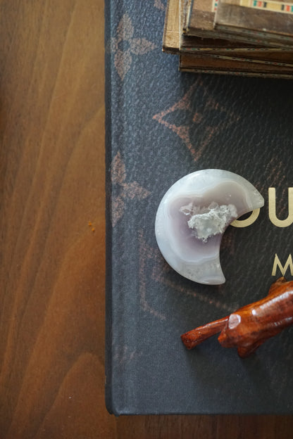 Flower Agate: Assists in visualizing the growth process, acknowledging and enjoying each stage. It assists us in reaching our full potential by shielding us from worries and self-doubt.