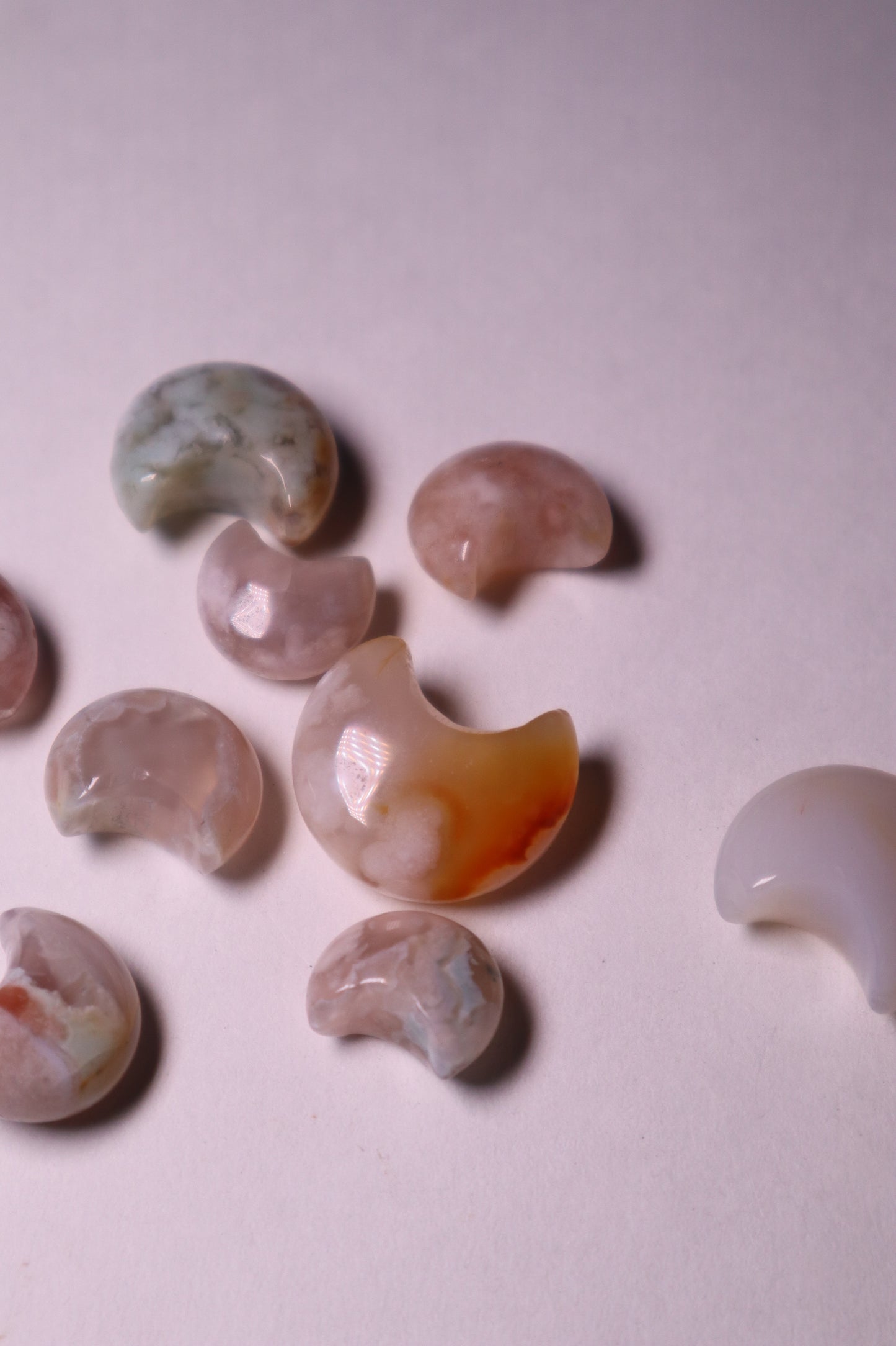 Flower Agate: Assists in visualizing the growth process, acknowledging and enjoying each stage. It assists us in reaching our full potential by shielding us from worries and self-doubt.