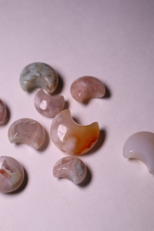 Flower Agate: Assists in visualizing the growth process, acknowledging and enjoying each stage. It assists us in reaching our full potential by shielding us from worries and self-doubt.