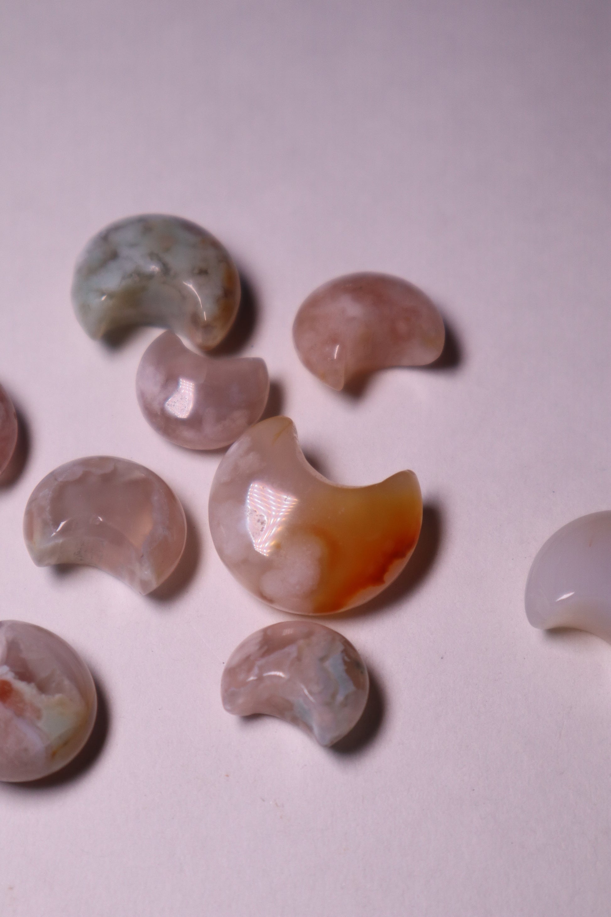 Flower Agate: Assists in visualizing the growth process, acknowledging and enjoying each stage. It assists us in reaching our full potential by shielding us from worries and self-doubt.