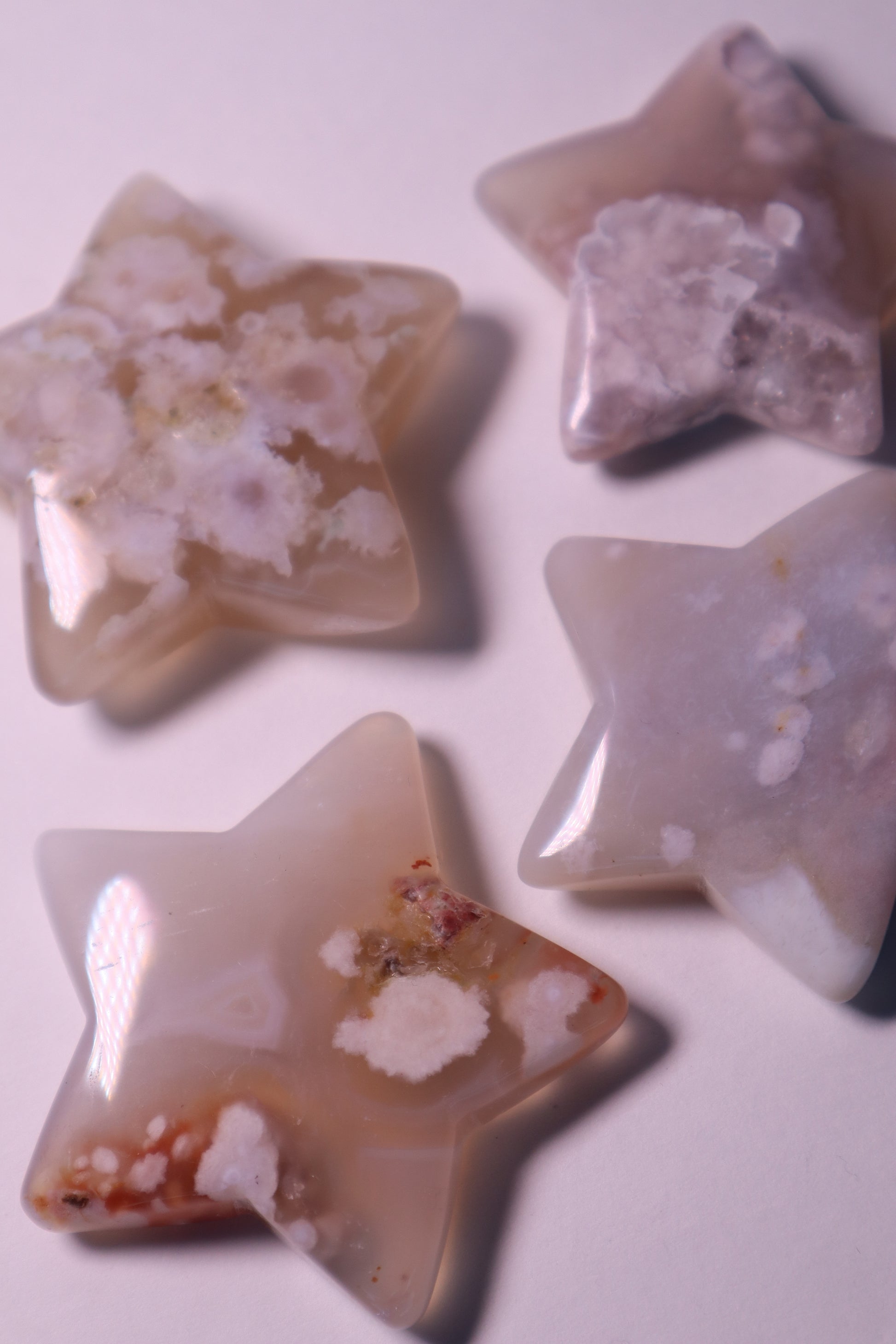 Flower Agate: Assists in visualizing the growth process, acknowledging and enjoying each stage. It assists us in reaching our full potential by shielding us from worries and self-doubt.