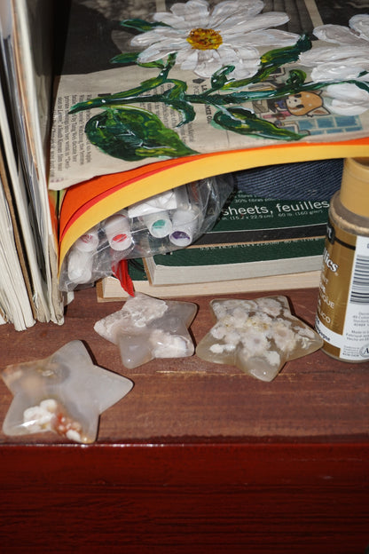 Flower Agate: Assists in visualizing the growth process, acknowledging and enjoying each stage. It assists us in reaching our full potential by shielding us from worries and self-doubt.