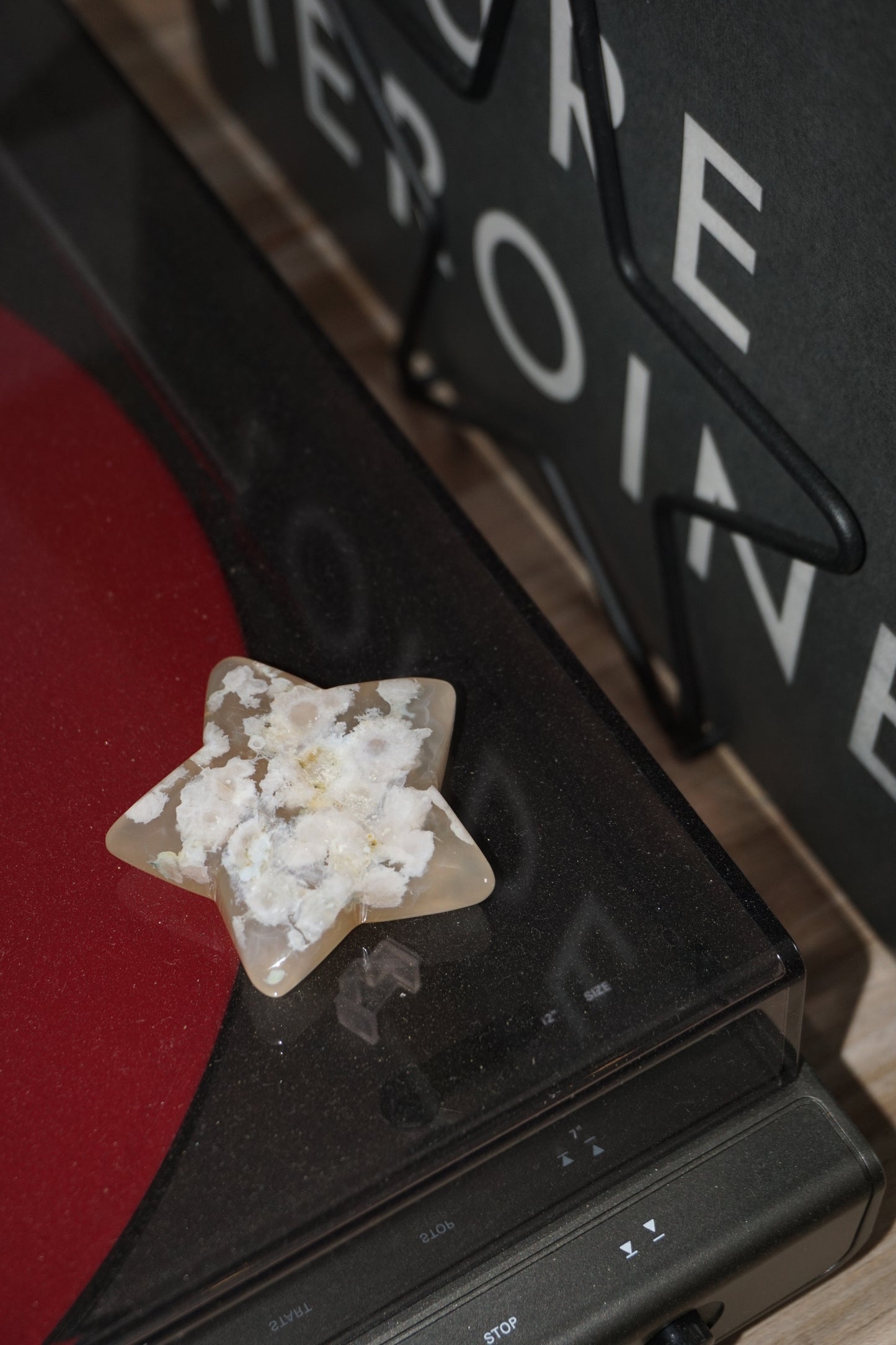 Flower Agate: Assists in visualizing the growth process, acknowledging and enjoying each stage. It assists us in reaching our full potential by shielding us from worries and self-doubt.