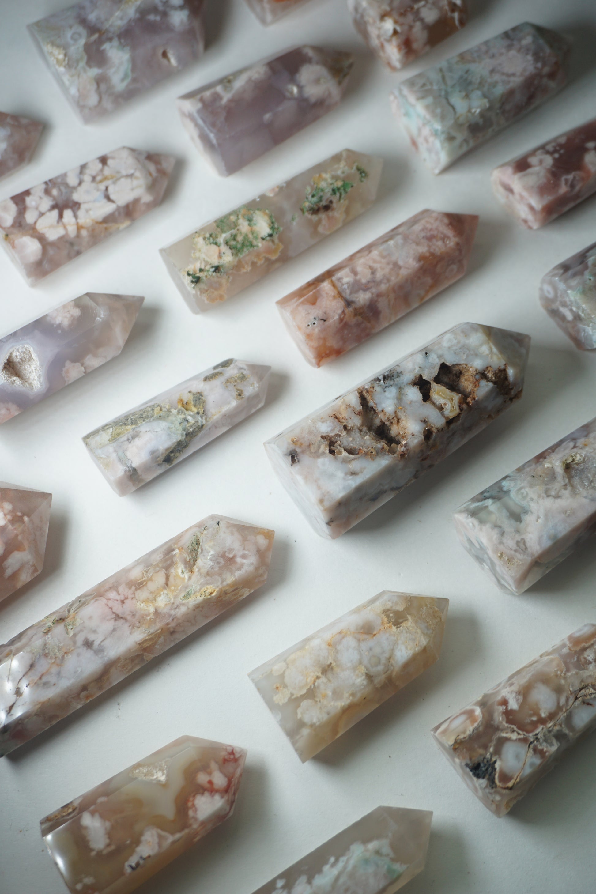 Flower Agate: Assists in visualizing the growth process, acknowledging and enjoying each stage. It assists us in reaching our full potential by shielding us from worries and self-doubt.