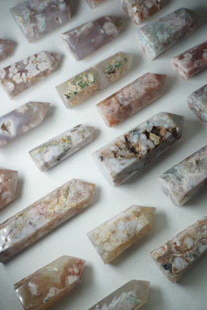 Flower Agate: Assists in visualizing the growth process, acknowledging and enjoying each stage. It assists us in reaching our full potential by shielding us from worries and self-doubt.