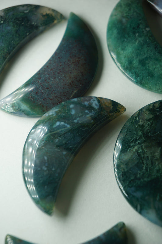 Moss Agate: A mesmerizing and earthy crystal, is treasured for its green hues and intricate patterns resembling lush moss-covered landscapes.